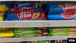 Health advocates say unhealthy foods have become more accessible across Indonesia, and they’re often cheaper than healthy food. (Dave Grunebaum/VOA)