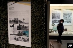 Catatan terkait tentara militer Korea Selatan selama Perang Vietnam ditampilkan dalam pameran War Memorial of Korea di Seoul, Korea Selatan, Jumat, 17 Februari 2023. (AP/Ahn Young-joon)