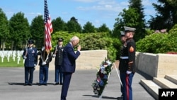 ABŞ Prezidenti Co Bayden Fransanın şimalında Aisne-Marne Amerika qəbiristanlığında əklil qoyma mərasimi zamanı Birinci Dünya Müharibəsində həlak olan Amerika əsgərlərinin xatirəsini ehtiramla yad edir, 9 iyun 2024. 