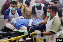 Sejumlah korban kebakaran depo Pertamina di Plumpang, Jakarta Utara, Jumat malam (3/3) tiba di RS Koja. (VOA/Indra Yoga)