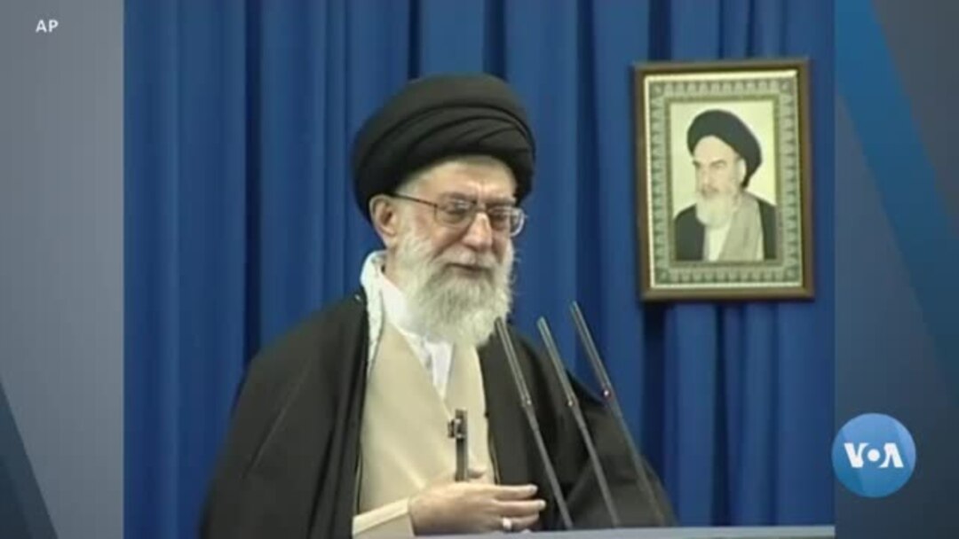 VKontakte-dagi qizlar yigitlarning fotosuratlarini sorishini tomosha qilishadi.