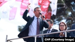 CHP lideri Özgür Özel, yerel seçimlere 7 gün kala İzmir'in çeşitli ilçelerinde mitingler düzenledi 