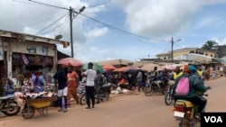 Le marché Oyenga où les conducteurs de moto taxi dénoncent la corruption à ciel ouvert des agents de la police municipale à Ebolowa, le 18 avril 2023, (VOA/Emmanuel Jules Ntap)