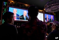 Ljudi u kafiću prate debatu Trumpa i Bidena u Scottsdaleu, Arizona.