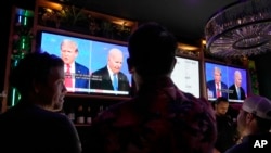美国亚利桑那州居民观看2024年6月27日首场美国总统竞选电视辩论。