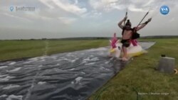 Hava dalışçısının şişme atın üzerine iniş yaptığı an 