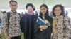 Rayta (16 tahun) ketika wisuda sarjana dengan predikat summa cumlaude dari Bard College at Simon's Rock di Massachussetts, diapit kedua orang tua dan pembimbing skripsi. (dok. pribadi)