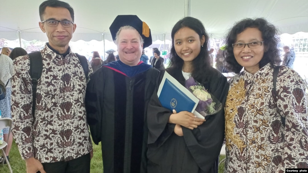 Rayta (16 tahun) ketika wisuda sarjana dengan predikat summa cumlaude dari Bard College at Simon's Rock di Massachussetts, diapit kedua orang tua dan pembimbing skripsi. (dok. pribadi)