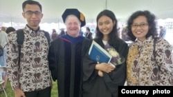 Rayta (16 tahun) ketika wisuda sarjana dengan predikat summa cumlaude dari Bard College at Simon's Rock di Massachussetts, diapit kedua orang tua dan pembimbing skripsi. (dok. pribadi)