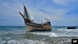 Sebuah perahu yang digunakan untuk membawa etnis Rohingya bersandar di Pantai Indra Patra di Desa Ladong, Provinsi Aceh, Minggu, 25 Desember 2022. (Foto: AP)