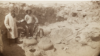 Esta fotografía de alrededor de 1884-1886 del cirujano y naturalista del ejército Edgar Alexander Mearns muestra a dos hombres no identificados, posiblemente el propio Mearns a la derecha, excavando ruinas precolombinas en el valle del río Verde en el centro de Arizona