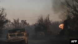 После применения снарядов, которые, по словам журналистов AFP, содержали белый фосфор, в районе поражения загорелся лес, Часов Яр, Украина, 14 марта 2023 года