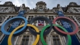Biểu tượng Thế vận hội dược trưng bày trước Tòa Thị chánh Paris ngày 30/4/2023.