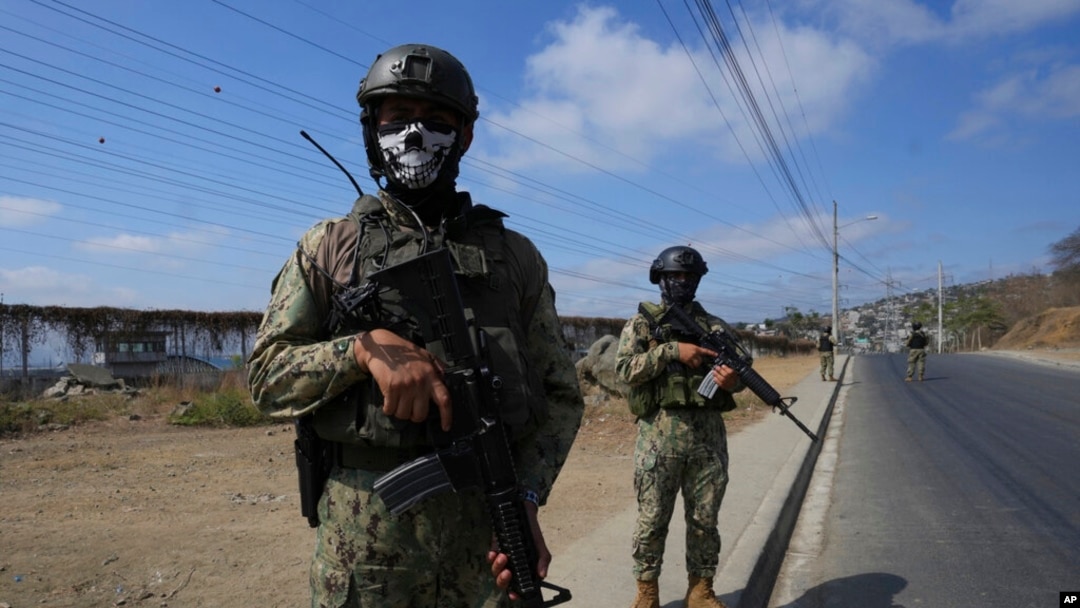 Archivo- Los infantes de marina hacen guardia afuera de la Penitenciaría del Litoral en medio de días de enfrentamientos mortales dentro de la prisión, desencadenados por el traslado de cientos de reclusos, en Guayaquil, Ecuador, el 4 de noviembre de 2022.