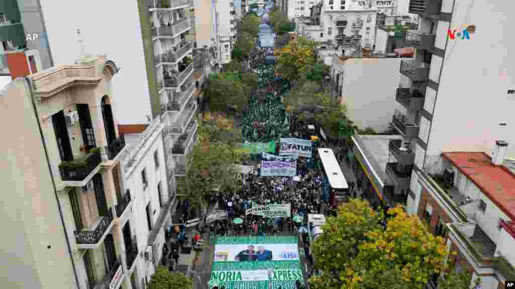 Argentina: Manifestantes marchan en el Día Internacional de los Trabajadores en Buenos Aires.