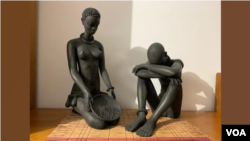 Casal: mulher peneirando milho, homem em contemplação. Escultura de argila por Djerry, artista plástico moçambicano.