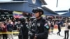 FILE - Polisi Malaysia berpatroli di pasar Chow Kit yang populer di Kuala Lumpur, 8 Juni 2023. (Mohd Rasfan / AFP)