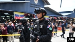 FILE - Polisi Malaysia berpatroli di pasar Chow Kit yang populer di Kuala Lumpur, 8 Juni 2023. (Mohd Rasfan / AFP)