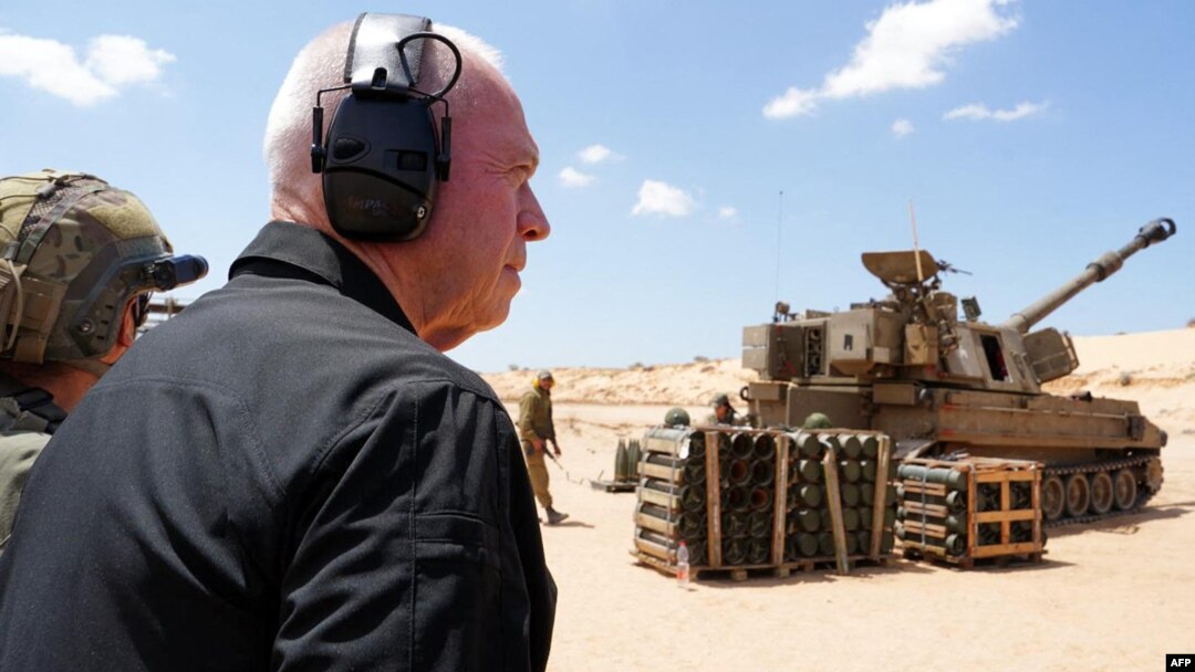 Menteri Pertahanan Israel Yoav Gallant berdiri bersama tentara di dekat howitzer artileri di sepanjang perbatasan dengan Jalur Gaza di Israel selatan dekat Rafah, 7 Mei 2024. (Foto: AFP)