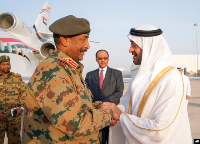 DOSSIER - Cheikh Mohamed bin Zayed Al Nahyan, alors prince héritier d'Abou Dhabi, à droite, reçoit le lieutenant-général Abdel Fattah al-Burhan du Soudan à l'aéroport présidentiel d'Abou Dhabi, aux Émirats arabes unis, le 26 mai 2019. (Ministère des Affaires présidentielles/AP)