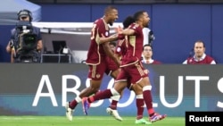 El venezolano José Salomón Rondón (23) celebra con sus compañeros tras anotar un gol de penalti. Crédito: Jessica Alcheh-USA TODAY Sports