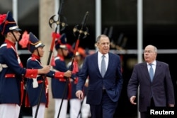 Ruski ministar inostranih poslova Sergej Lavrov odlazi nakon sastanka sa brazilskim kolego Maurom Vieirom u Braziliji, Brazil, 17. aprila 2023.