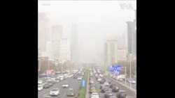 沙尘暴来袭，北京街头黄沙漫天 