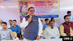 নওগাঁ সদরের কালীতলায় শ্রী শ্রী বুড়া কালী মাতার পূজামণ্ডপ প্রাঙ্গণে জন্মাষ্টমী উপলক্ষে আয়োজিত আলোচনা সভায় প্রধান অতিথি হিসেবে বক্তব্য রখছেন বাংলাদেশ সরকারের খাদ্যমন্ত্রী সাধন চন্দ্র মজুমদার। ৬ সেপ্টেম্বর, ২০২৩। 