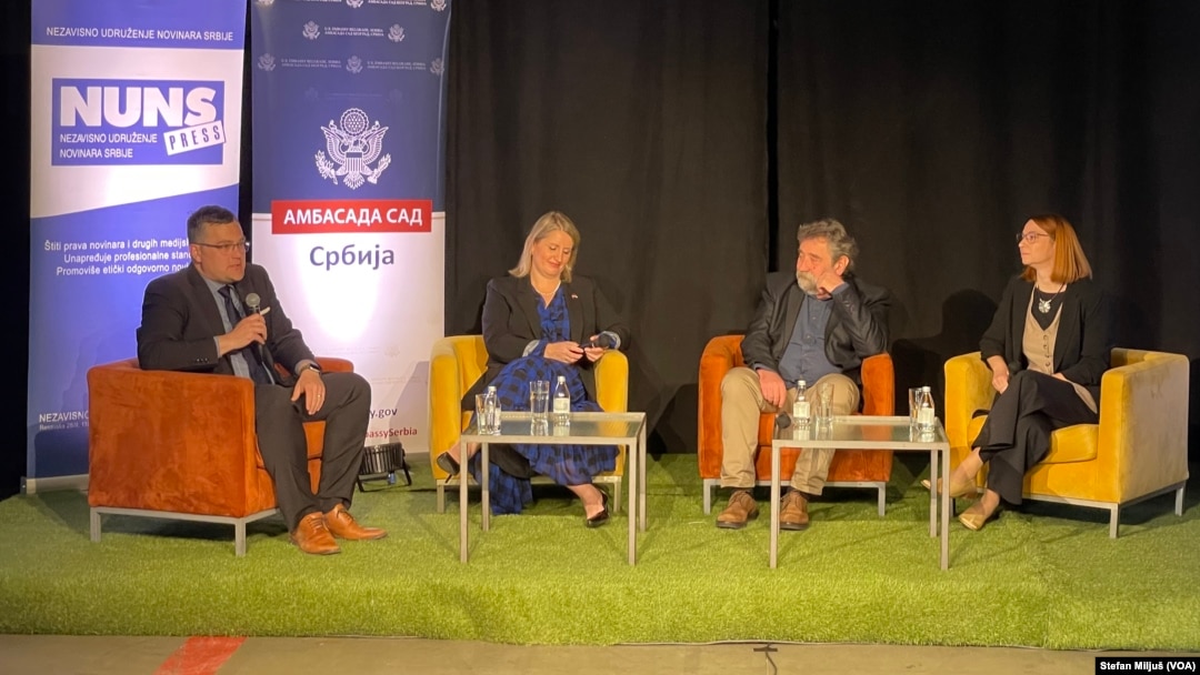 Panel „Profesionalnost i sigurnost novinara u vremenu (dez)informacija“ na kom su učestvovali podsekretarka za javnu diplomatiju Stejt departmenta Elizabet Alen, direktor agencije Fonet Zoran Sekulić i profesorka Filozofskog fakulteta u Novom Sadu Jelena Kleut