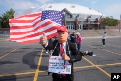 Orang-orang antre sebelum kampanye mantan Presiden Donald Trump, capres yang diusung Partai Republik, di Bozeman, Montana, Jumat, 9 Agustus 2024. (Foto: Rick Bowmer/AP Photo)