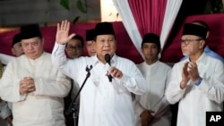 Prabowo Subianto menyampaikan pidato kemenangan bersama pra pemimpin partai koalisi, termasuk Ketua Umum PAN Zulkifli Hasan (kanan) dan Ketua Umum Golkar Airlangga Hartarto (kiri), 14 Februari 2024. (Foto: Achmad Ibrahim/AP Photo)