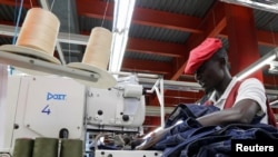 Isaac Wekesa coud une paire de pantalons pour l'exportation à l'usine de la zone franche d'exportation United Aryan (EPZ), opérant dans le cadre de la loi américaine sur la croissance et les opportunités en Afrique (AGOA), à Nairobi, le 26 octobre 2023. REUTERS/Thomas Mukoya