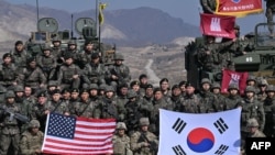 资料照片：美国和韩国军队在韩国举行实弹射击演习。(2024年3月14日）