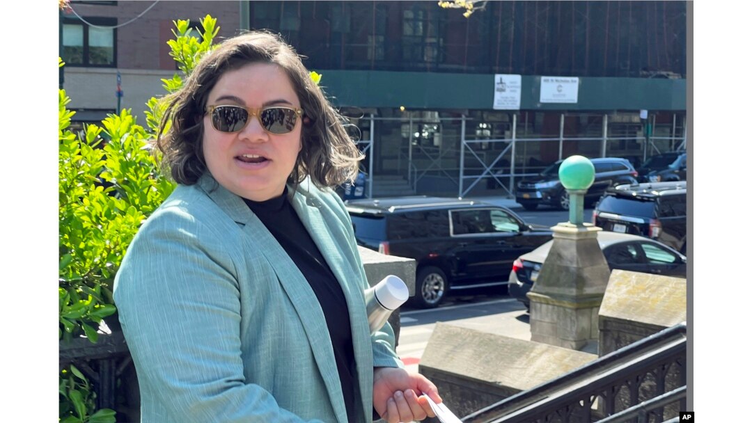 Kathleen Corradi, direktur mitigasi hewan pengerat seluruh kota yang pertama New York, juga dikenal sebagai "tsar tikus", di New York, Rabu, 12 April 2023. (AP/Bobby Caina Calvan)