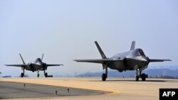 Jet tempur F-35A Angkatan Udara Korea Selatan bersiap lepas landas di pangkalan udara yang dirahasiakan di Korea Selatan dalam latihan militer gabungan Freedom Shield Korea Selatan dan Amerika Serikat, 13 Maret 2024. (Handout/Kementerian Pertahanan Korea Selatan/AFP)