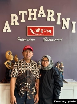 Artha Rini (kiri) dan suaminya Wirawan, pengusaha restoran Indonesia (dok. pribadi).