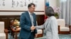 台湾总统蔡英文4月16日在台北总统府欢迎新西兰穆尼（Joseph Mooney）议员率领新西兰国会跨党派议员访问台湾。（照片来自台湾总统府推特）