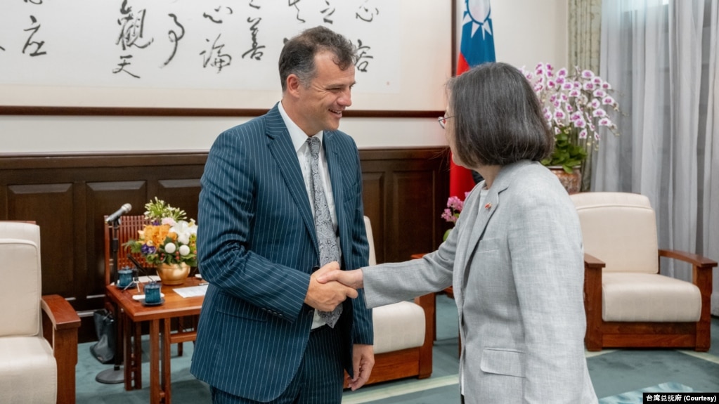 台湾总统蔡英文4月16日在台北总统府欢迎新西兰穆尼（Joseph Mooney）议员率领新西兰国会跨党派议员访问台湾。（照片来自台湾总统府推特）(photo:VOA)