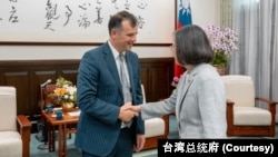 台灣總統蔡英文4月16日在台北總統府歡迎新西蘭穆尼（Joseph Mooney）議員率領紐西蘭國會跨黨派議員訪問台灣。 （照片來自台灣總統府推特）