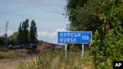 Tablica sa znakom "Kursk 108 km" vidi se na rusko-ukrajinskoj granici u oblasti Sumy, Ukrajina, utorak, 13. avgusta 2024. (AP Photo/Evgeniy Maloletka)