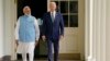 美國總統拜登在白宮南草坪為到訪的印度總理納倫德拉·莫迪舉行國事訪問歡迎儀式後與他沿著柱廊走向橢圓形辦公室。（2023年6月22日）