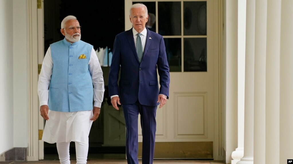 美国总统拜登在白宫南草坪为到访的印度总理纳伦德拉·莫迪举行国事访问欢迎仪式后与他沿着柱廊走向椭圆形办公室。（2023年6月22日）(photo:VOA)
