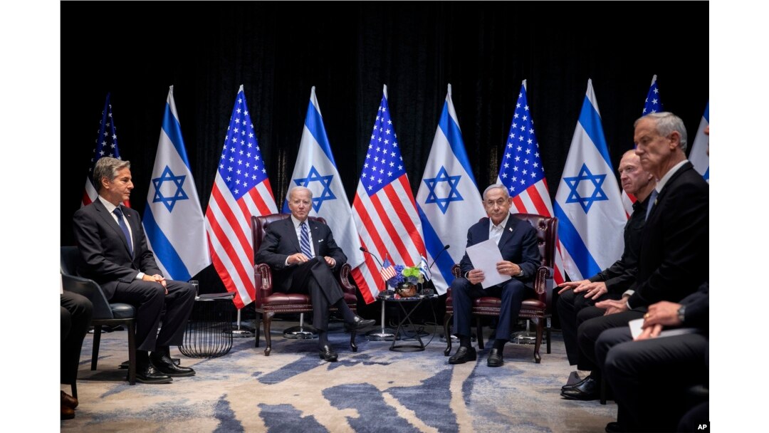 Presiden AS Joe Biden, kiri tengah, berhenti sejenak saat pertemuan dengan Perdana Menteri Israel Benjamin Netanyahu, kanan tengah, di Tel Aviv, Israel, Rabu, 18 Oktober 2023. (Foto: via AP)