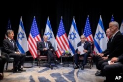 Presiden AS Joe Biden, kiri tengah, berhenti sejenak saat pertemuan dengan Perdana Menteri Israel Benjamin Netanyahu, kanan tengah, di Tel Aviv, Israel, Rabu, 18 Oktober 2023. (Foto: via AP)