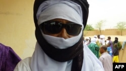 ແຟ້ມພາບ - ອະດີດຜູ້ນຳກຸ່ມກະບົດ​ຊົນ​ເຜົ່າ ທູອາເຣັກ (Tuareg), ທ່ານ ຣິສຊາ ອັກ ບູລາ (Rhissa Ag Boula) , ຖ່າຍຮູບຢູ່ທີ່ເມືອງທາງພາກເໜືອຂອງ Agadez, ປະເທດໄນເຈີ, ວັນທີ 20 ກໍລະກົດ 2011. (ພາບໂດຍ Boureima Hama / ອົງການຂ່າວ AFP)