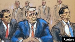 En un boceto de la sala del tribunal, el expresidente de EEUU, Donald Trump, se sienta entre los abogados Todd Blanche y John Lauro en un tribunal federal en Washington, el 3 de agosto de 2023.