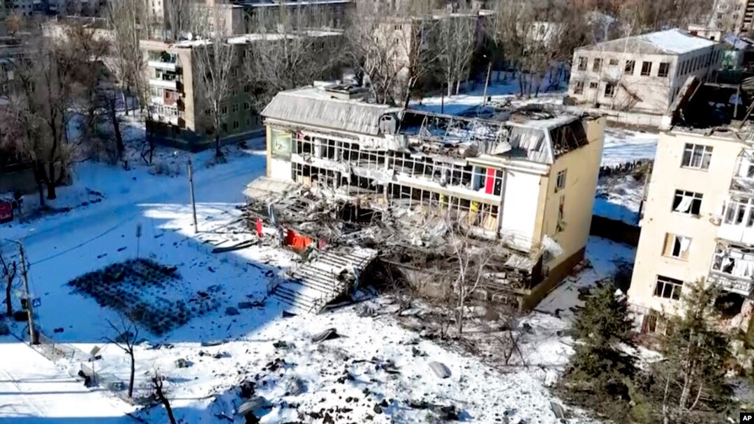 Ova slika sa video snimka Bakhmuta, snimljenog 13. februara 2023., sa drona za AP, pokazuje kako je najduža bitka ruske invazije ukrajinski grad pretvorila u grad duhova.