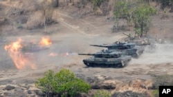 Tank milik TNI menembak ke arah target dalam latihan militer gabungan Super Garuda Shield di Baluran, Jawa Timur, pada 11 September 2023. (Foto: AP/Tatan Syuflana)