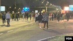 Građani prelaze Brankov most sa novobeogradske ka beogradskoj strani, tokom trećeg protesta "Srbija protiv nasilja", u Beogradu, 19. maja 2023. (Foto: Glas Amerike/Rade Ranković)