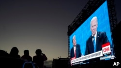 Foto Achiv: Moun gade yon deba ant kandida Demokrat pou prezidans la Joe Biden ak kandida Repibliken Donald Trump nan San Francisco, 22 Oktob, 2020. 